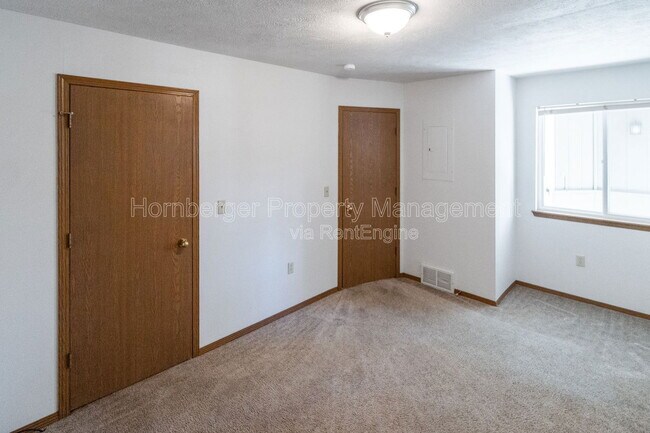 Building Photo - 1605 E 33rd Ave