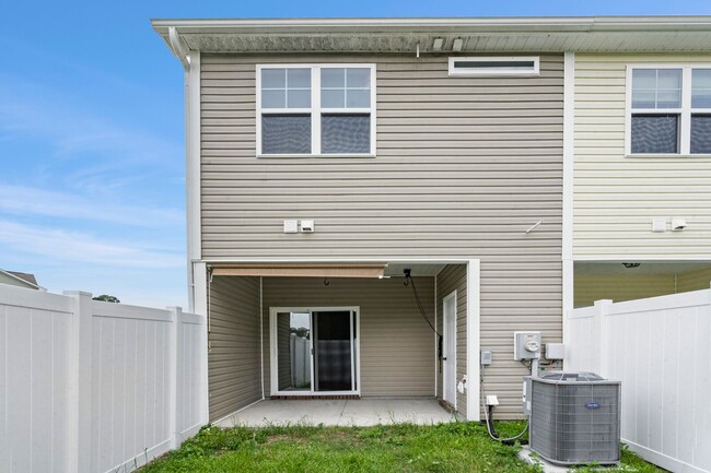 Building Photo - 2 Bedroom, 2.5 Bath End Unit Townhouse loc...