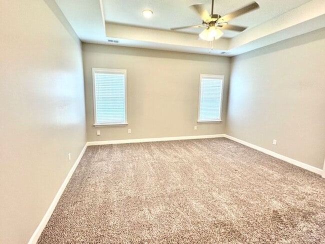 Building Photo - Now Leasing a 5-bedroom 3 bath home in Hor...