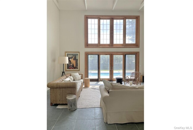 Building Photo - 1050 King St