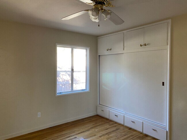 Building Photo - Quaint 2 Bedroom Duplex