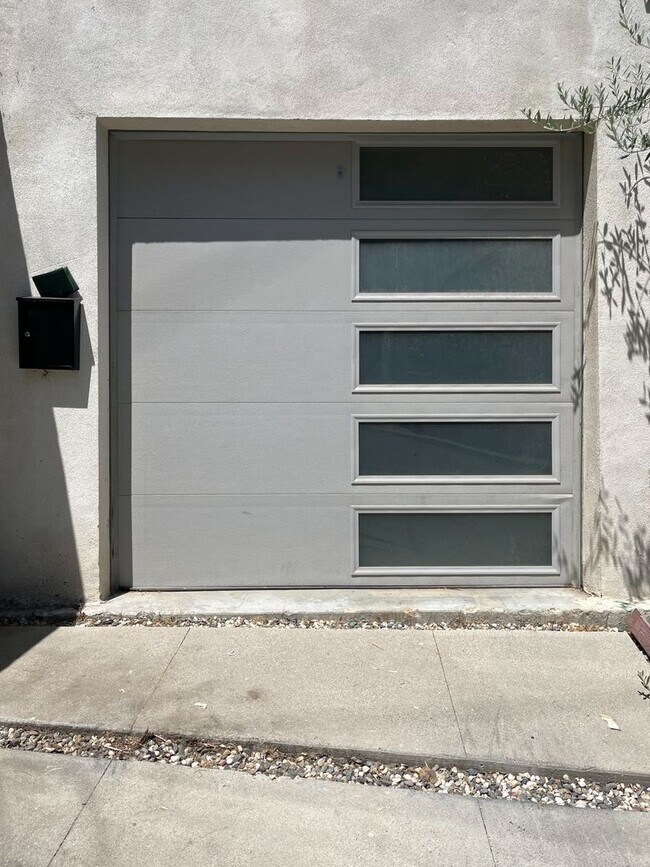 Building Photo - 4459 W Rose Hill Dr