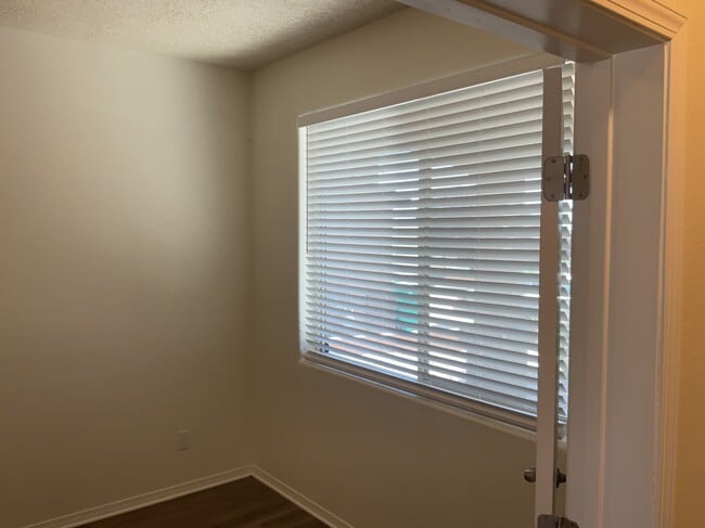 Building Photo - 904 Crown Ct NE