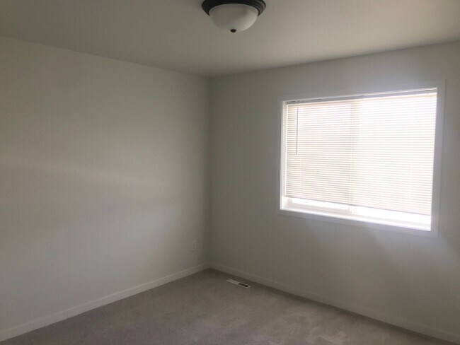 Building Photo - 3 Bed 3 Bath Twin Home