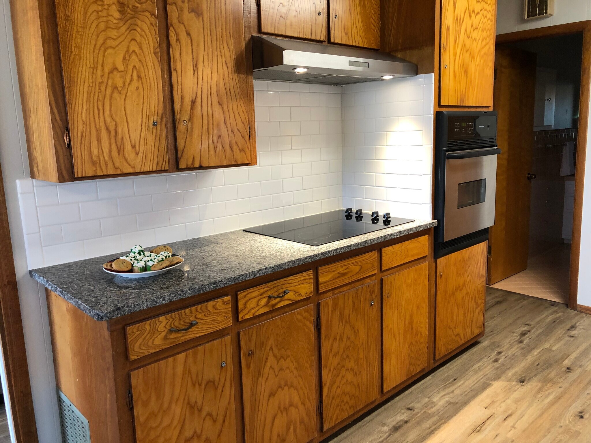 Electric range and stove - 1034 Elizabeth Ave