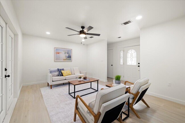 Building Photo - 403 Cheyenne Cir