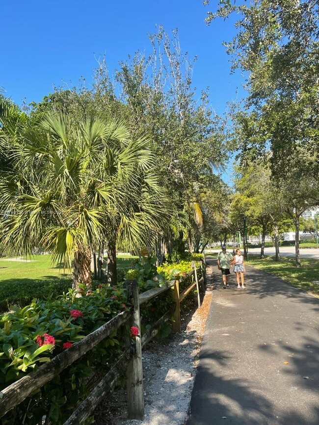 Building Photo - 20000 E Country Club Dr
