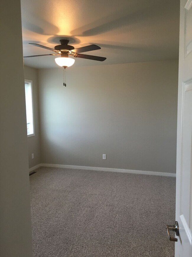 Building Photo - 4 Bed 2 Bath Single Family Home