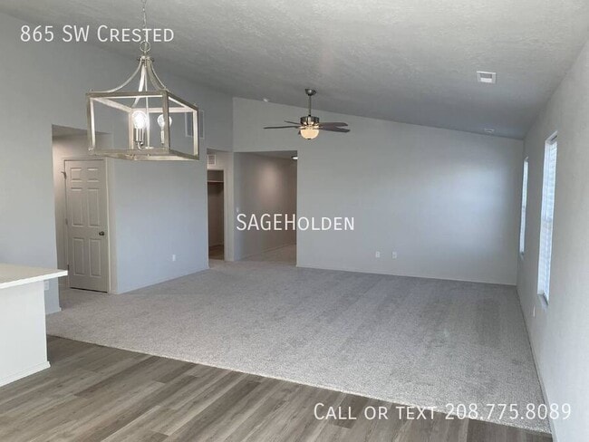 Building Photo - 865 SW Crested-