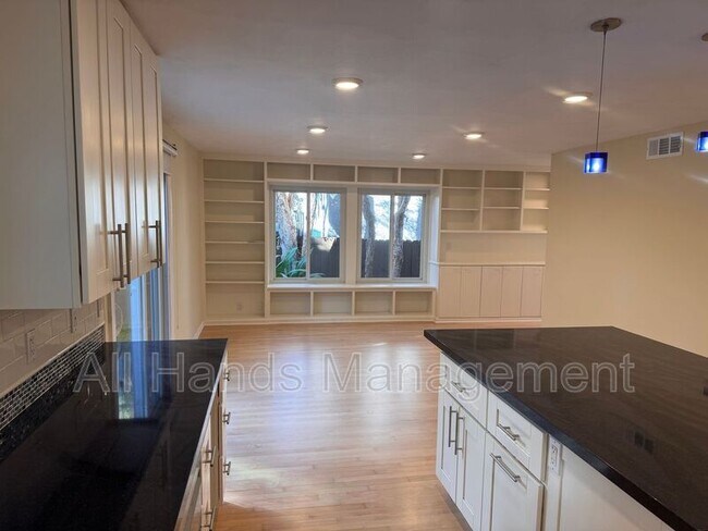 Building Photo - 516 Francisco St