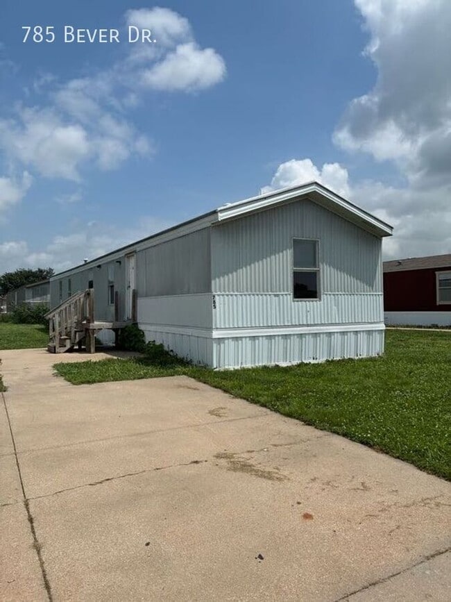 Building Photo - 785 N Bever Dr
