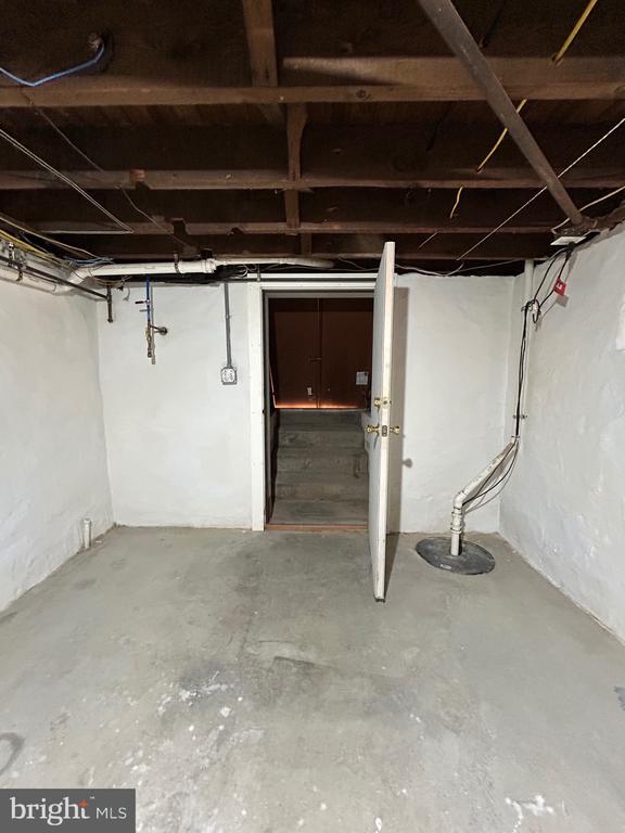 Building Photo - 424 Center St