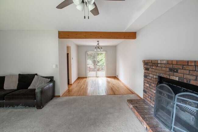 Building Photo - Spacious 3-Bed Home in Hayden Lake with La...