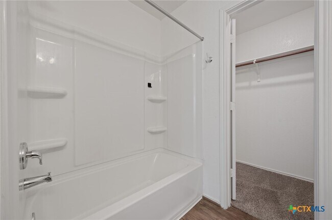 Building Photo - 817 Circle Wy