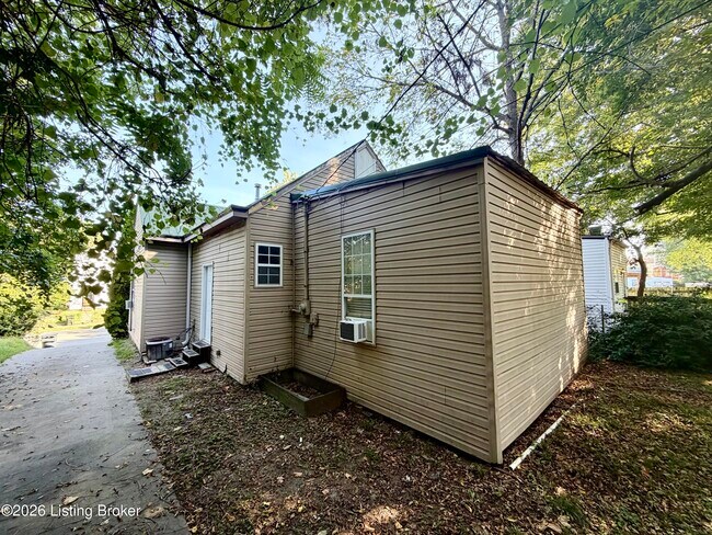 Building Photo - 512 E Elm St