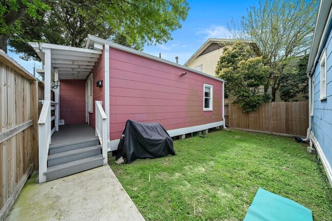 Building Photo - 609 Sealy Ave