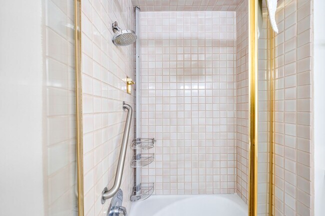 Primary ensuite bathroom - 11411 Dona Pegita Dr