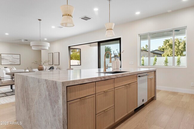 Building Photo - 5540 E Dahlia Dr