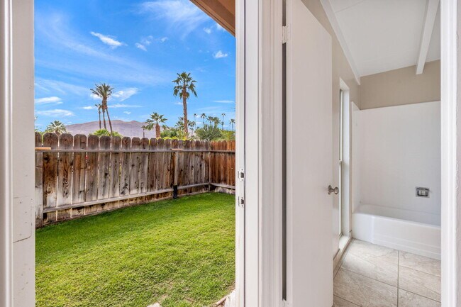 Building Photo - 71996 Vista Del Rio