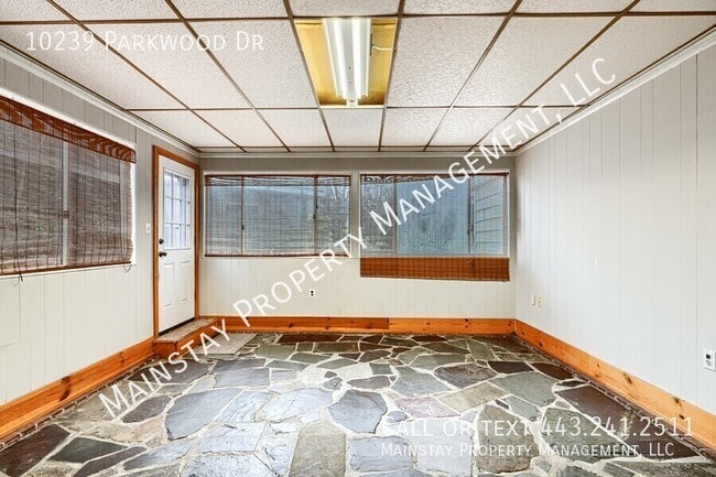 Building Photo - 10239 Parkwood Dr