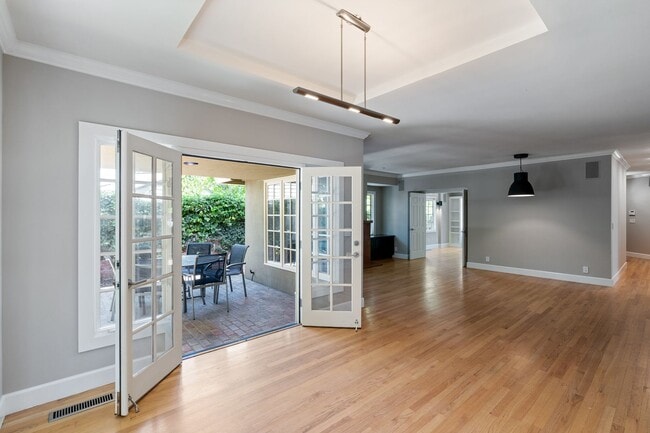 Building Photo - Contemporary Home in Desirable Community C...