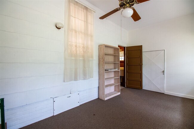 Building Photo - 710 Glenview Dr