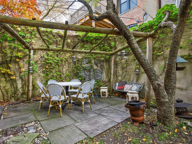 Building Photo - 844 W Altgeld St