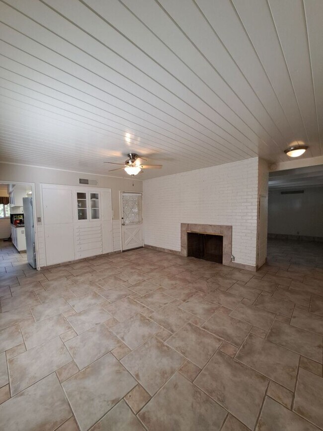 Building Photo - Beautiful Single Level Home on a Half Acre...