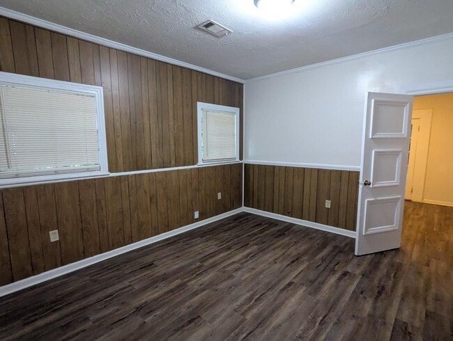 Building Photo - 904 Rosedale Ave