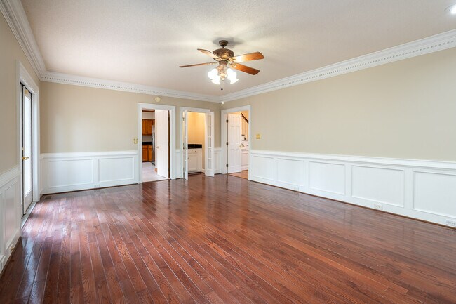 Building Photo - 4135 Knollcrest Cir N