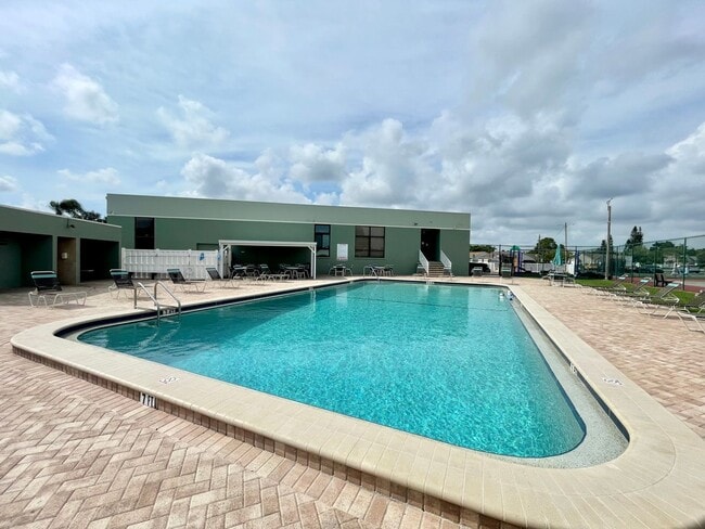 Building Photo - Two bedroom and two bathroom house with ac...