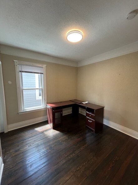 Building Photo - 2685 Botsford St
