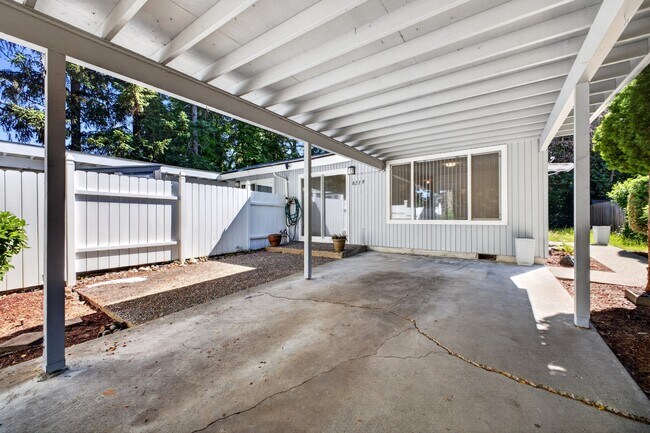 Building Photo - Newly Renovated 2 Bedroom / 1 Bathroom Duplex in Lakewood