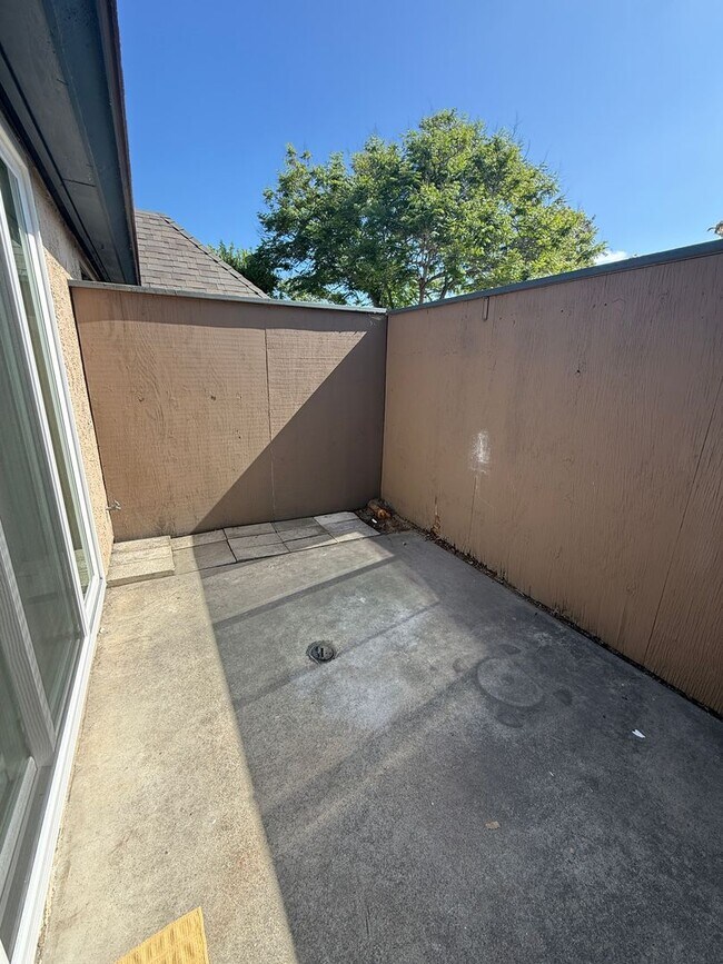 Building Photo - 3 Bedroom Condo for Lease with a 1 Car Garage