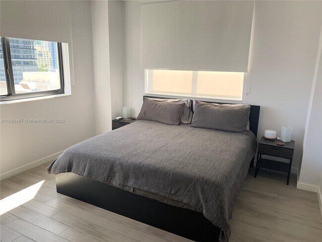 Building Photo - 999 SW 1st Ave