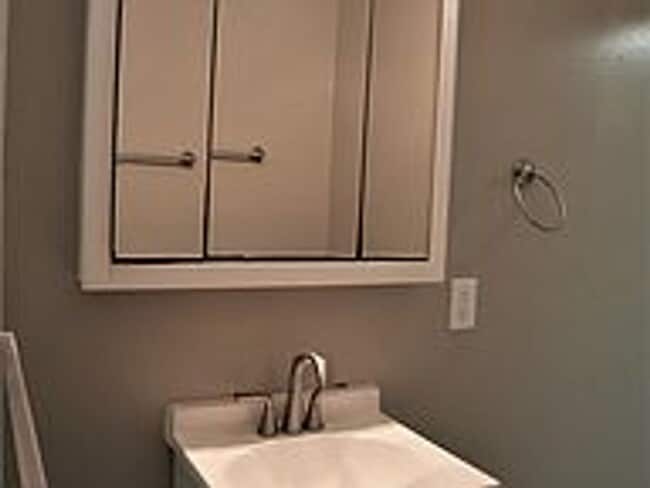 Building Photo - August Move In! Updated 1 bed/1 bath in Br...