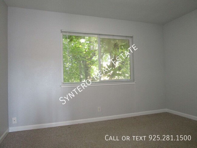 Building Photo - Upstairs 2 Bedroom/1 Bath Apartment with G...