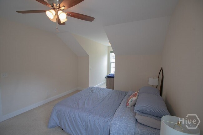 Building Photo - 4 Gresham Ln