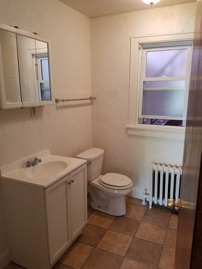 Building Photo - Stunning Three Bedroom on Bates St! Parkin...