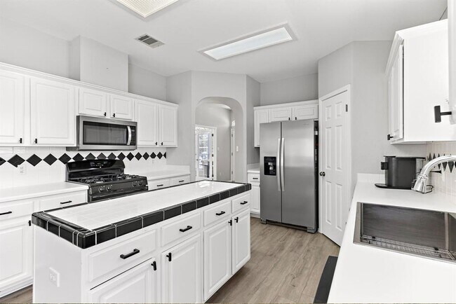 Building Photo - 1202 Highland Dr