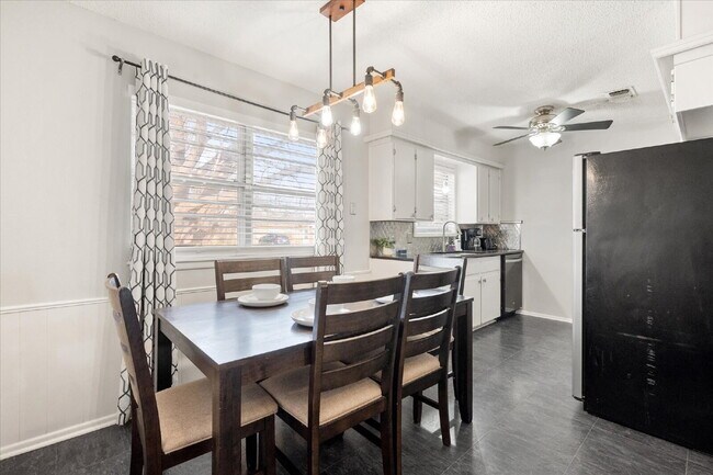 Building Photo - Fully Furnished Long-Term Rental!!