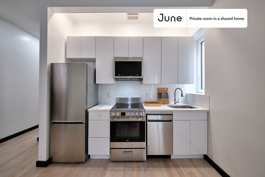 Building Photo - Private bedroom in 4 bed/4 bath Home