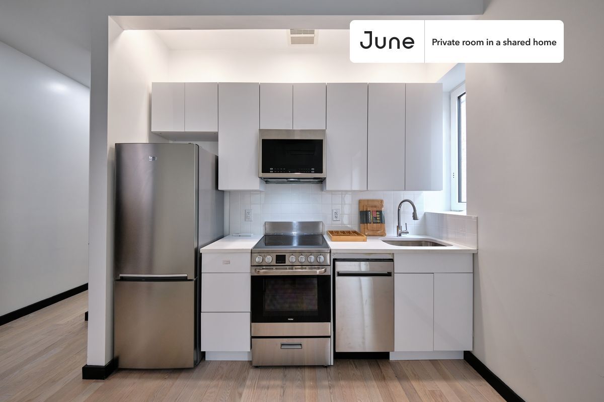 Building Photo - Private bedroom in 4 bed/4 bath Home