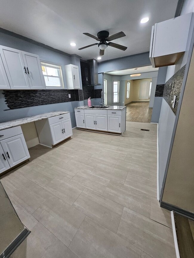 Building Photo - Lower 3 bedroom east side