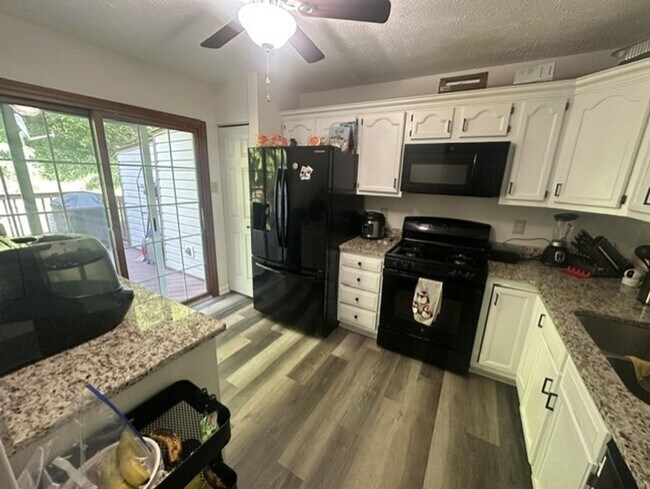 Building Photo - 3024 Estate Dr