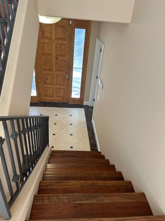 Building Photo - Amazing 3 story free standing contemporary house with terrific ocean views in Playa Del Rey