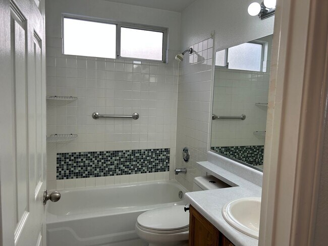 Building Photo - 4 Bedroom Pool Home