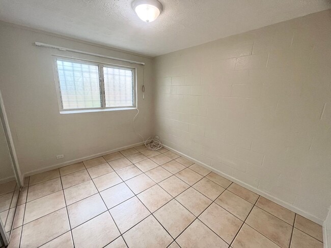 Building Photo - 2 Bed 1 Bath Basement Unit of Duplex House...