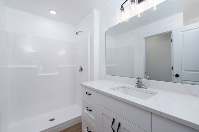 Building Photo - Spacious Vernal Home in Desirable Location