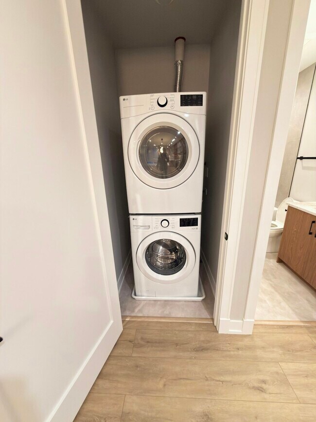 Building Photo - 2355 W Flournoy St